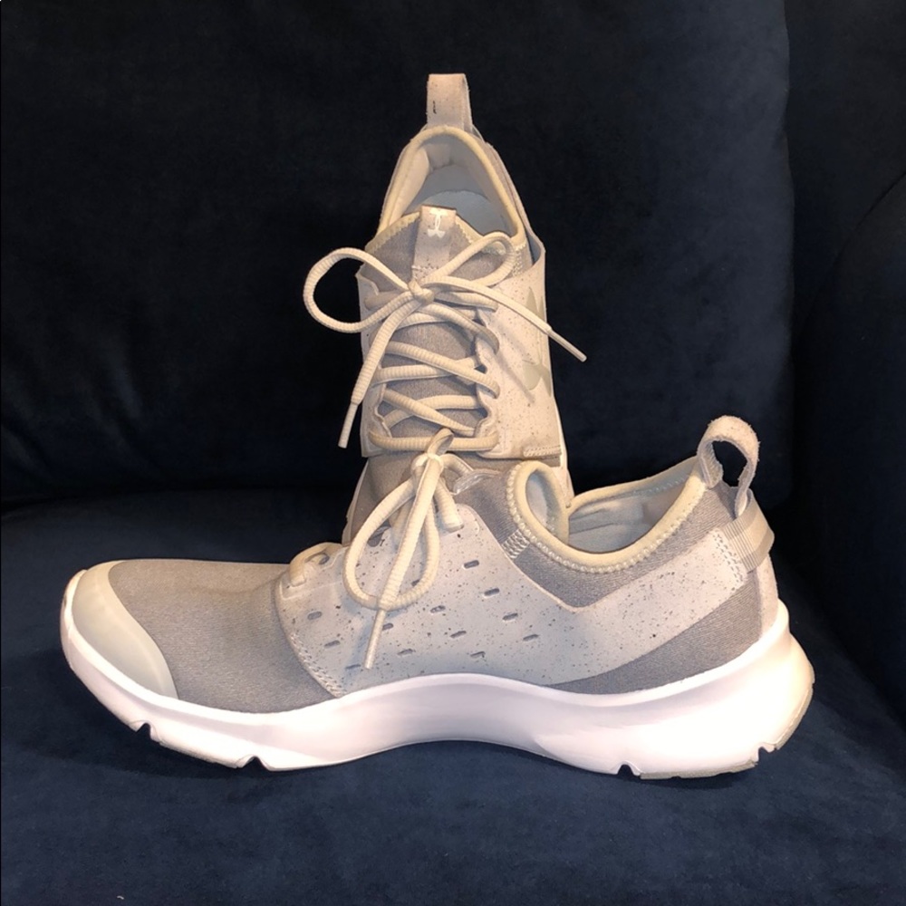 Under Armour grey like-new Tennis Shoes